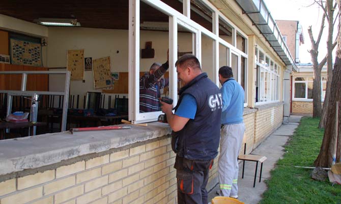Új ablakok a Zmaj iskolában képek